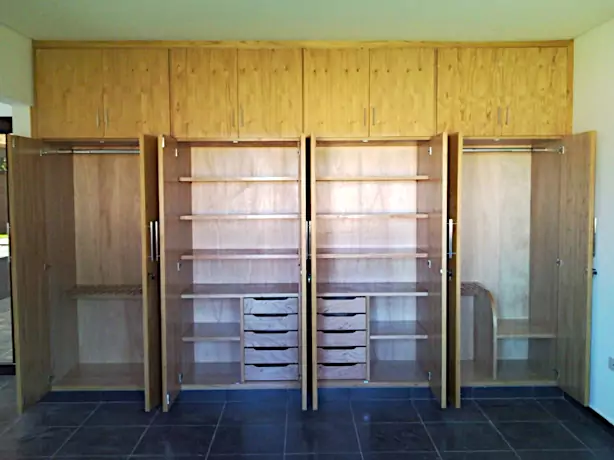 Einbauschrank mit vier Körpern.