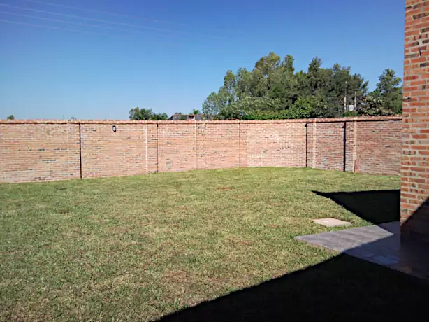 Großer Patio in Einfamilienhaus.