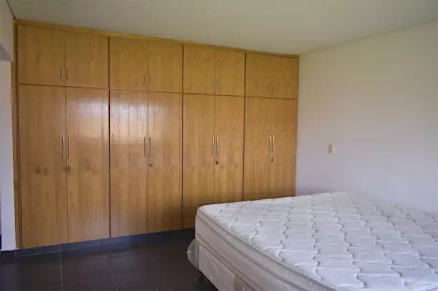 Suite mit großem Einbauschrank.