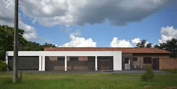 Fassade eines zu verkaufenden Hauses in San Bernardino, Cordillera, Paraguay.